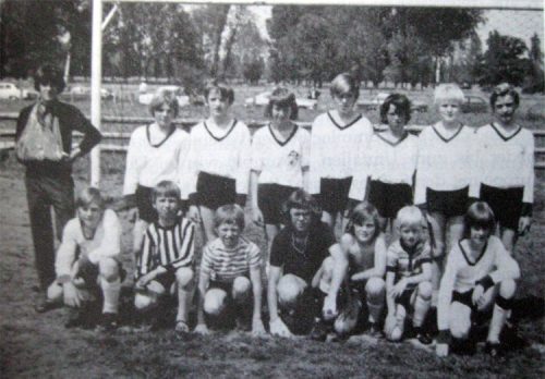 Die neugegründete Schülermannschaft auf dem Jubiläumssportfest 1972